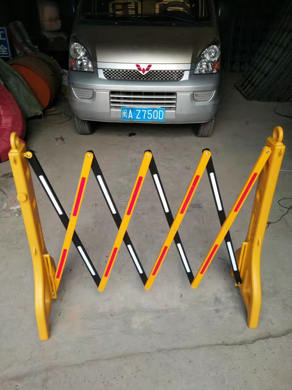伸縮護(hù)欄